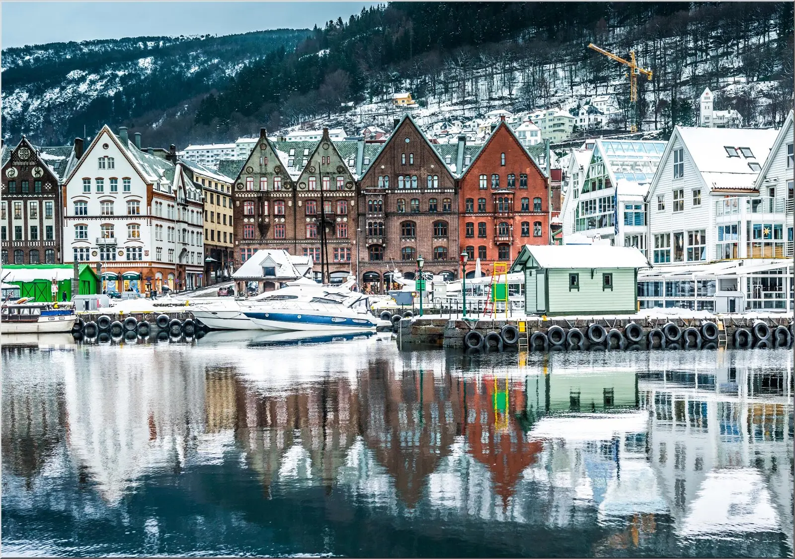 Skandinavische Häuser im Winter Schnee Norden Wasser Urlaub Skandinavische Häuser im Winter