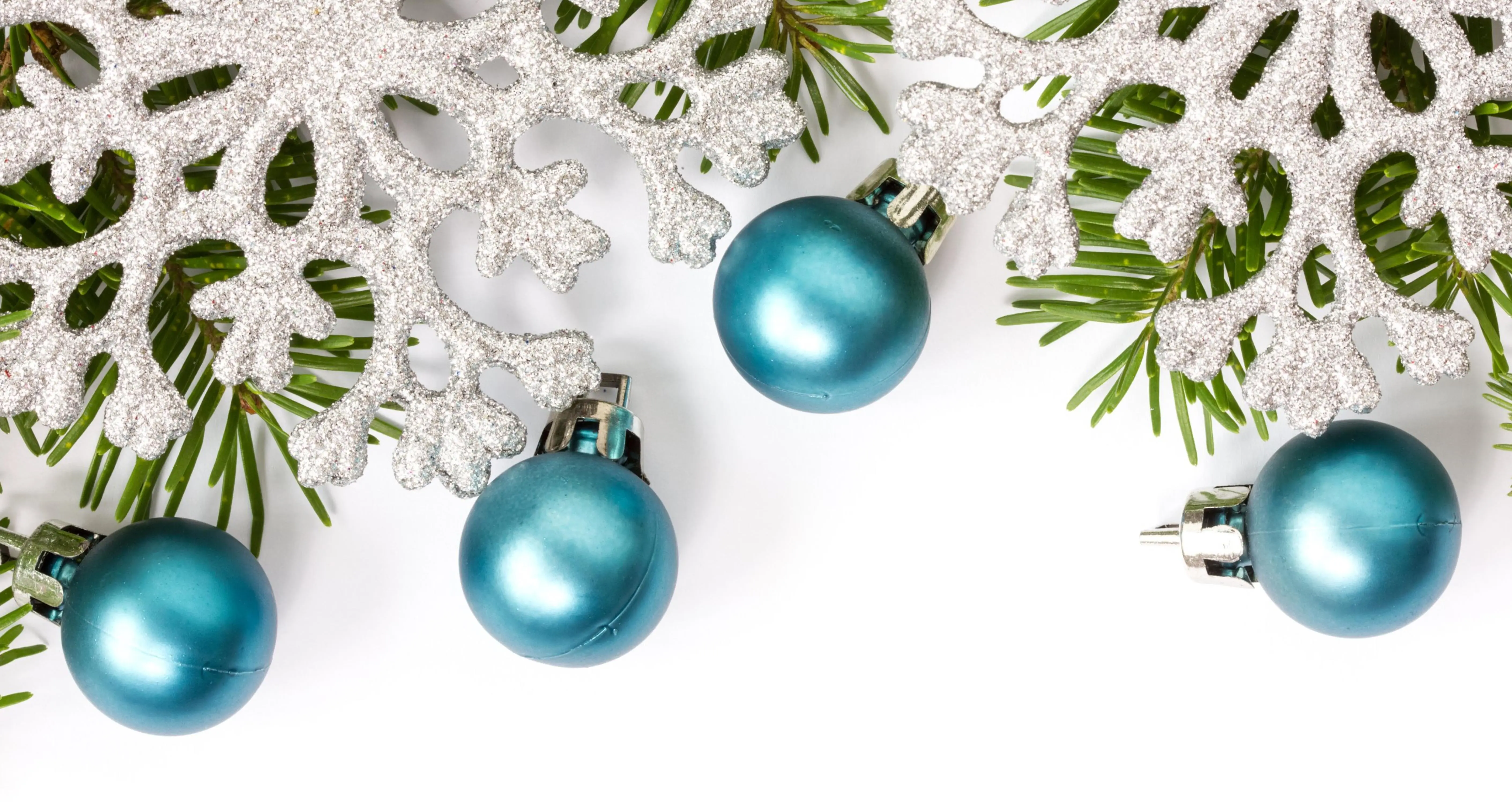 Tannenzweig mit blauen Weihnachtskugeln und Schneeflocken glitzer advent Tannenzweig mit blauen Weihnachtskugeln und Schneeflocken