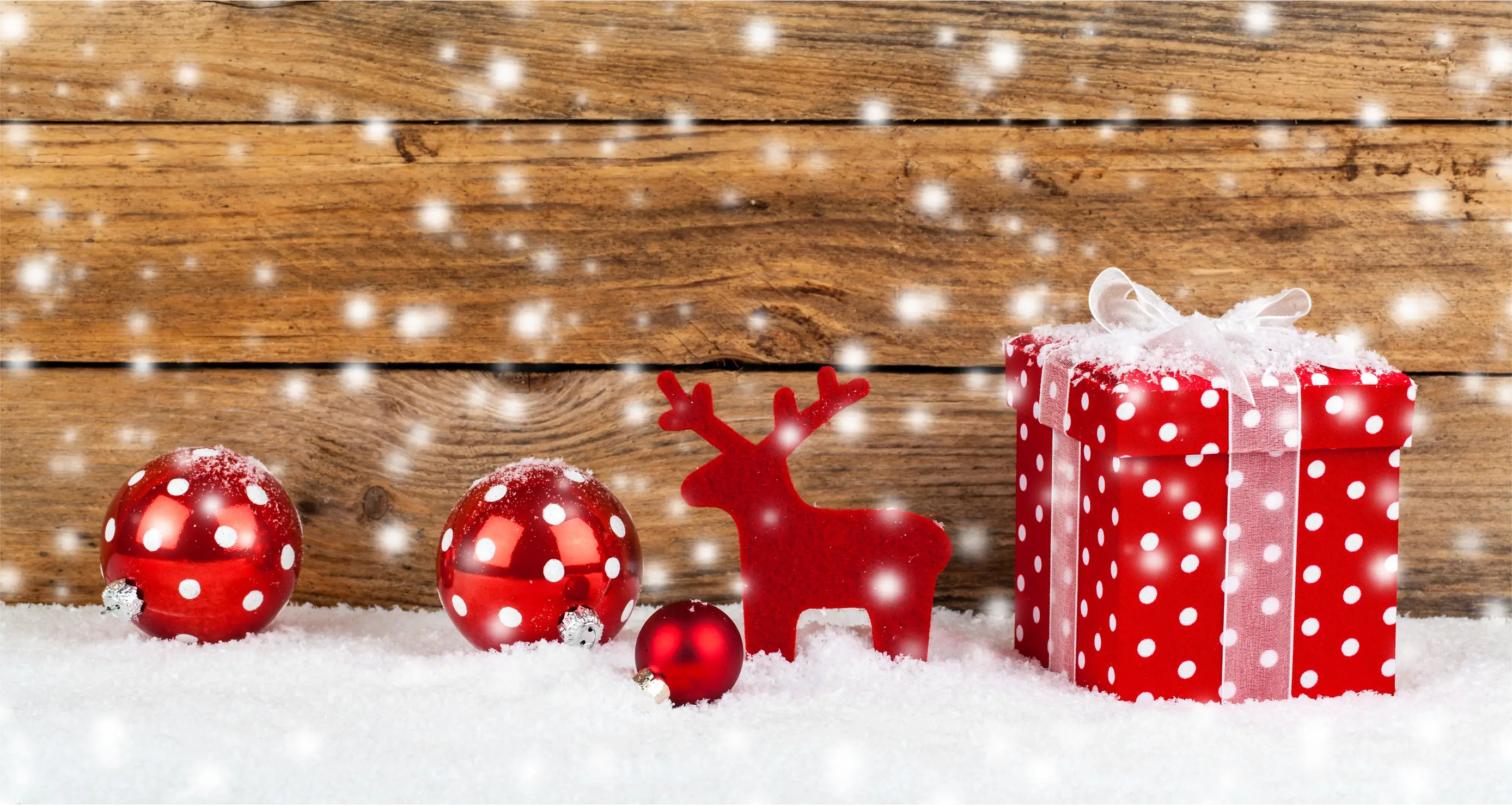 Rote Weihnachtsdeko im Schnee