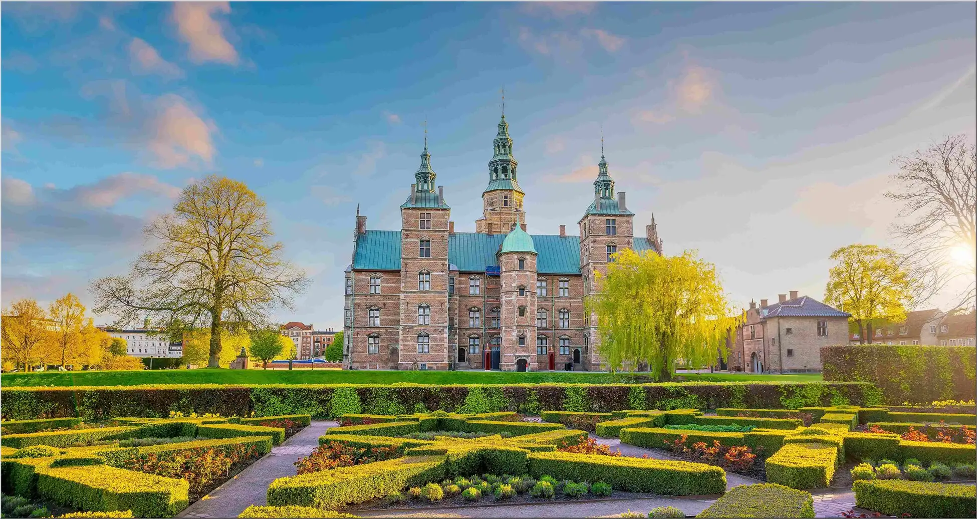 Park Mit Hecken Vor Schloss Mit Bäumen Und Himmel