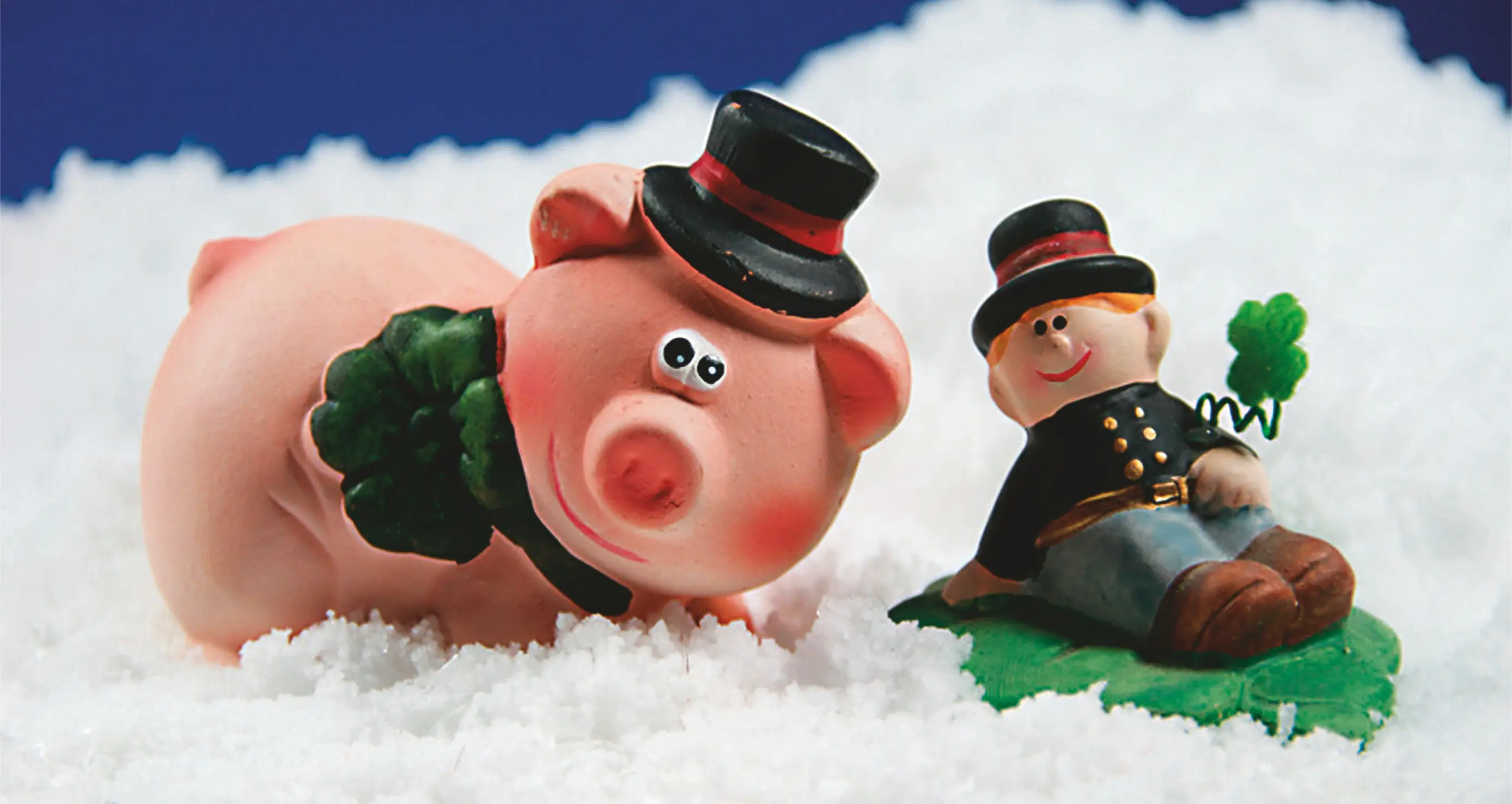 Schweinsche und Schornsteinfeger im Schnee mit Kleeblatt Schweinsche und Schornsteinfeger im Schnee