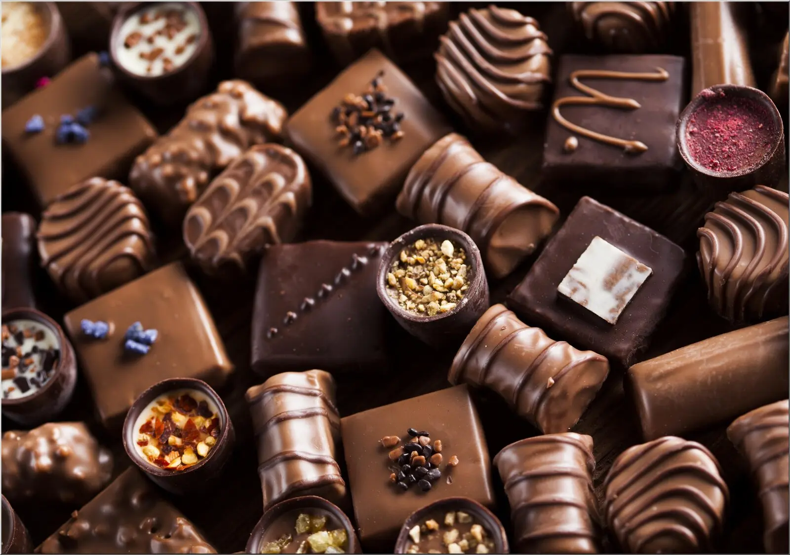 Schokoladen-Postkarte mit leckeren Pralinen. Größe Din A6. Schokoladen-Postkarte mit leckeren Pralinen. Größe Din A6.