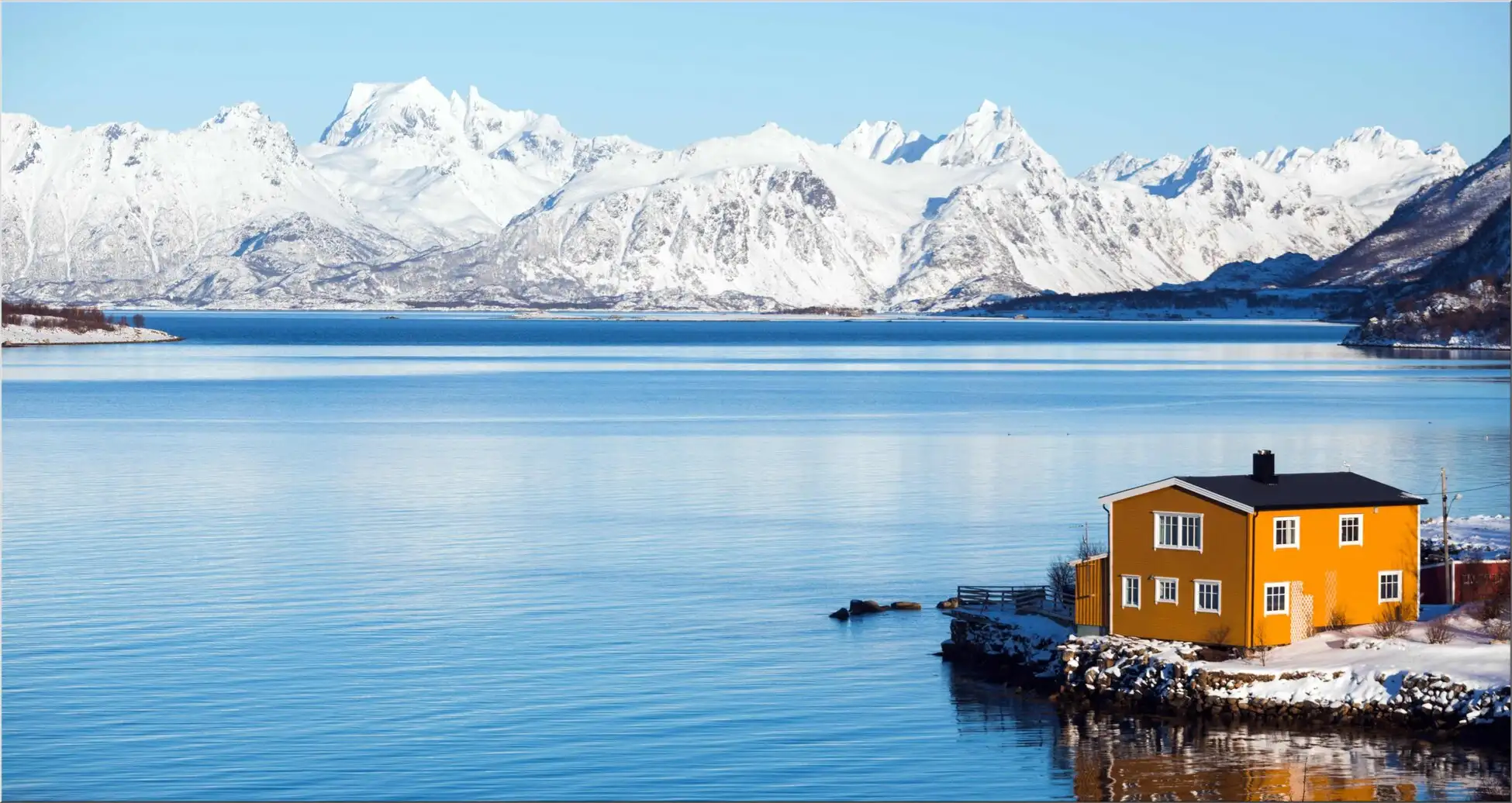 Haus Am Fjord Mit Schnee Bedeckten Bergen