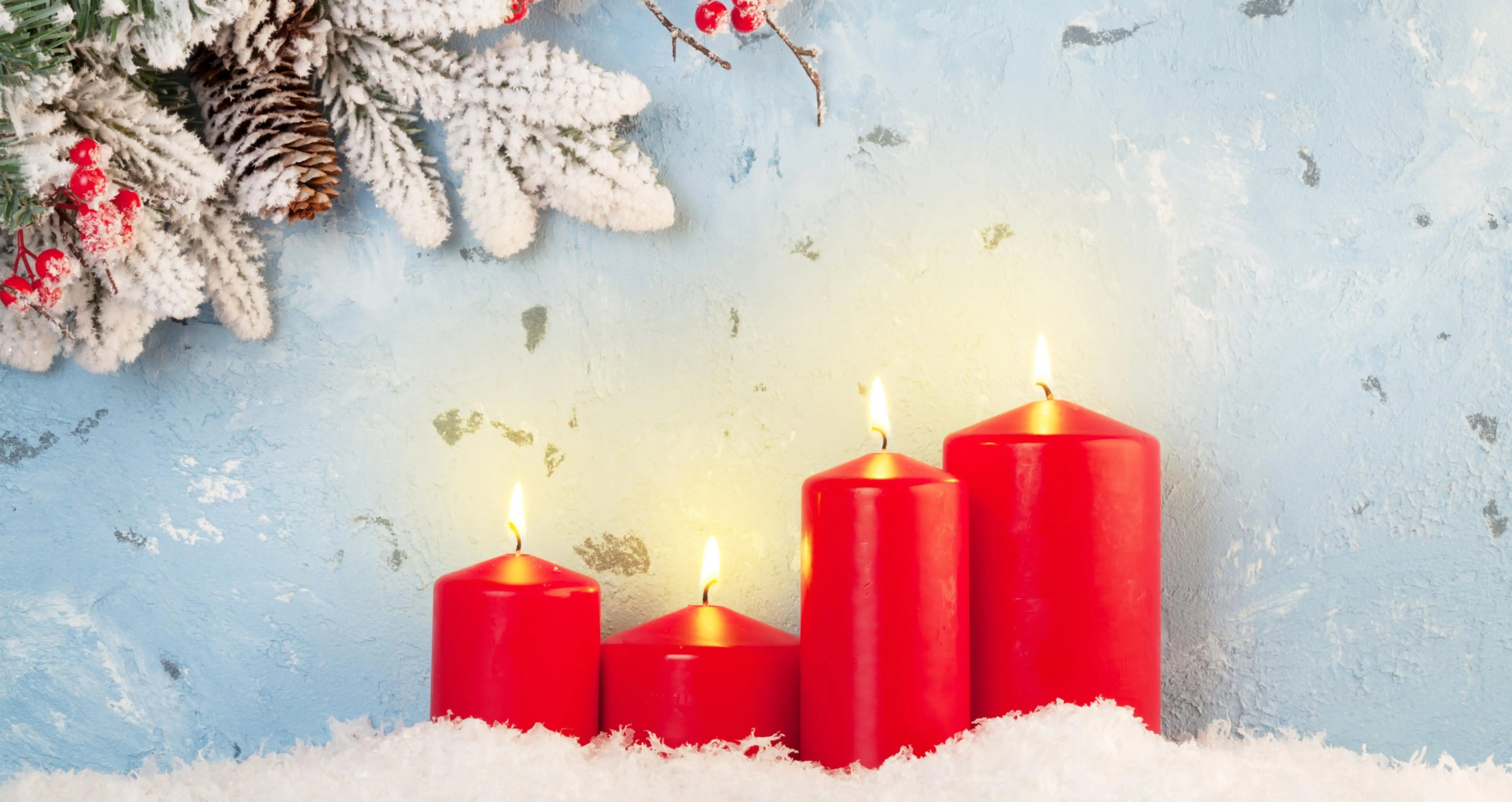 4 rote Adventskerzen mit Tannenzweig und Schnee Weihnacht Kerzenschein Deko 4 rote Adventskerzen mit Tannenzweig und Schnee