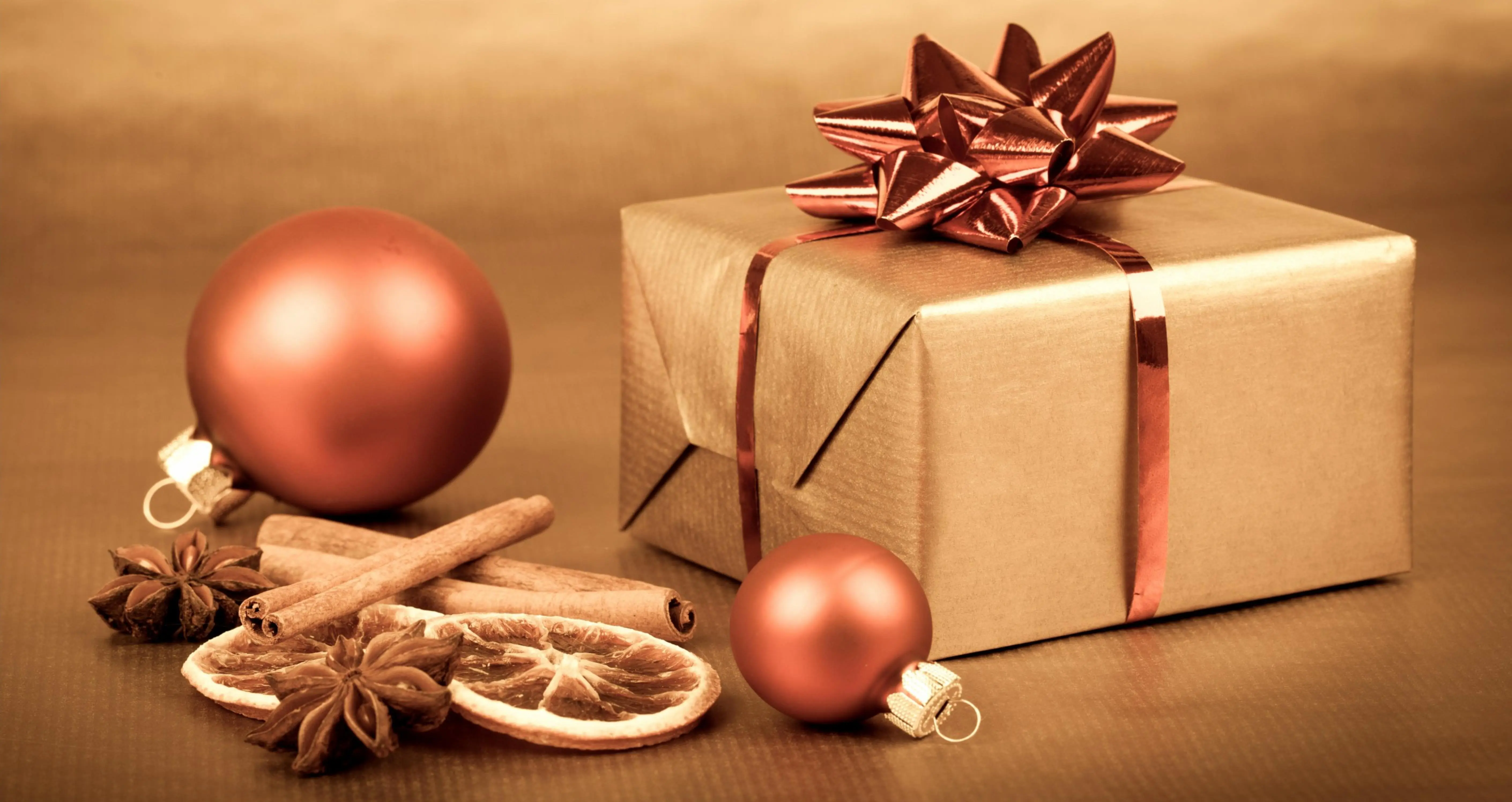 Goldenes Geschenk mit Weihnachtsdekoration Zimtstange Kugel Advent Orange Goldenes Geschenk mit Weihnachtsdekoration