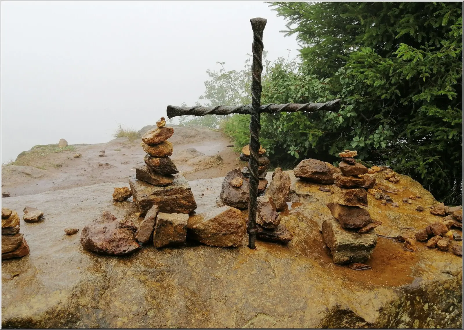Postkarte mit Gipfelkreuz und Steinen auf Berg