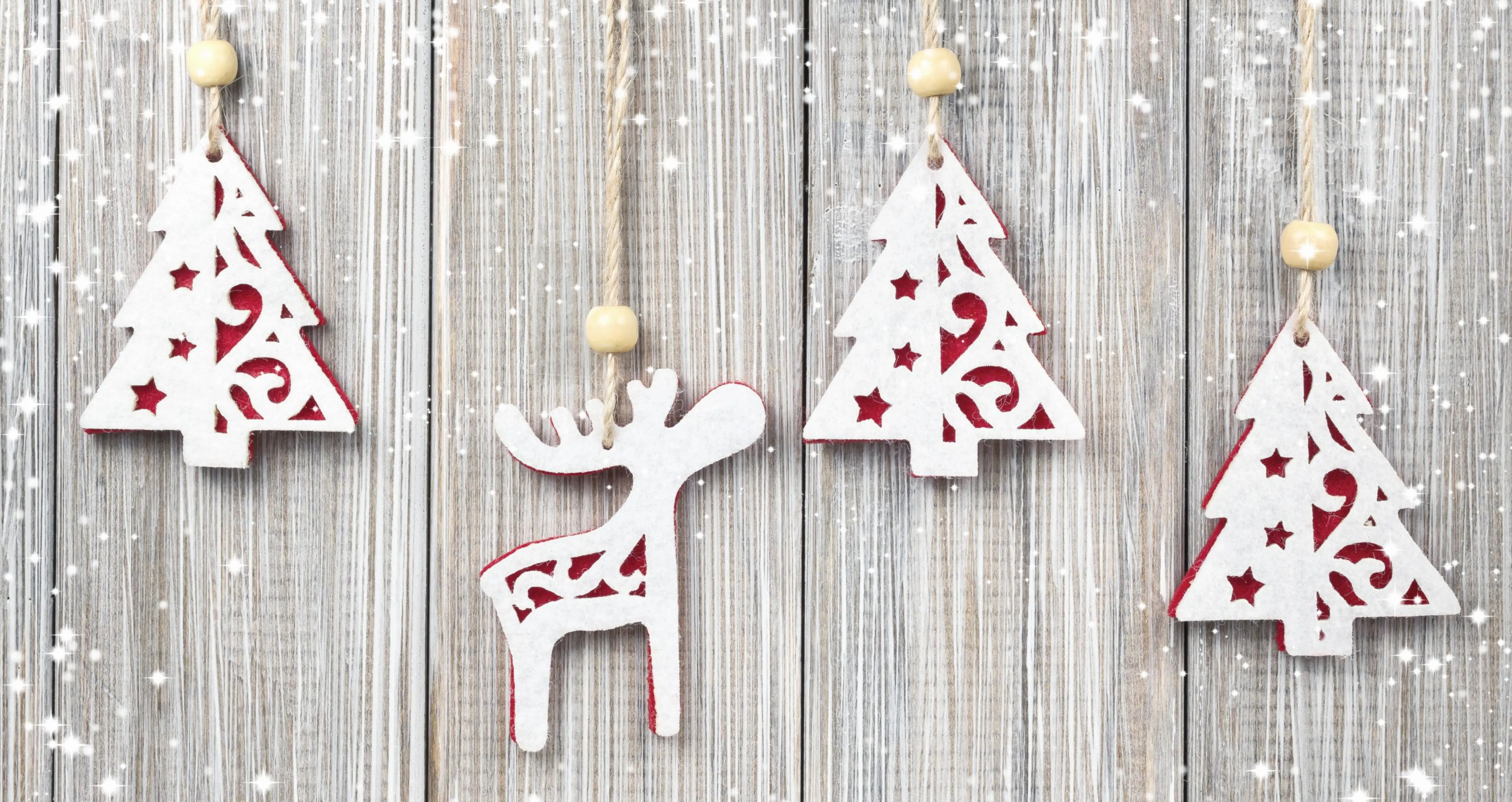 Weiß-Rote Weihnachtsanhänger mit Schneeflocken tannenbaum rentier elch Weiß-Rote Weihnachtsanhänger mit Schneeflocken