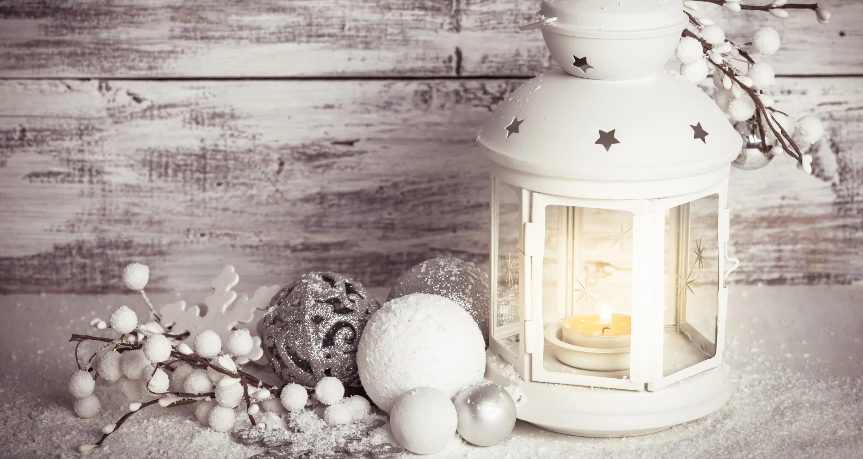 Laterne mit weißer Weihnachtsdekoration Advent silber Holzwand Kerzenschein Laterne mit weißer Weihnachtsdekoration