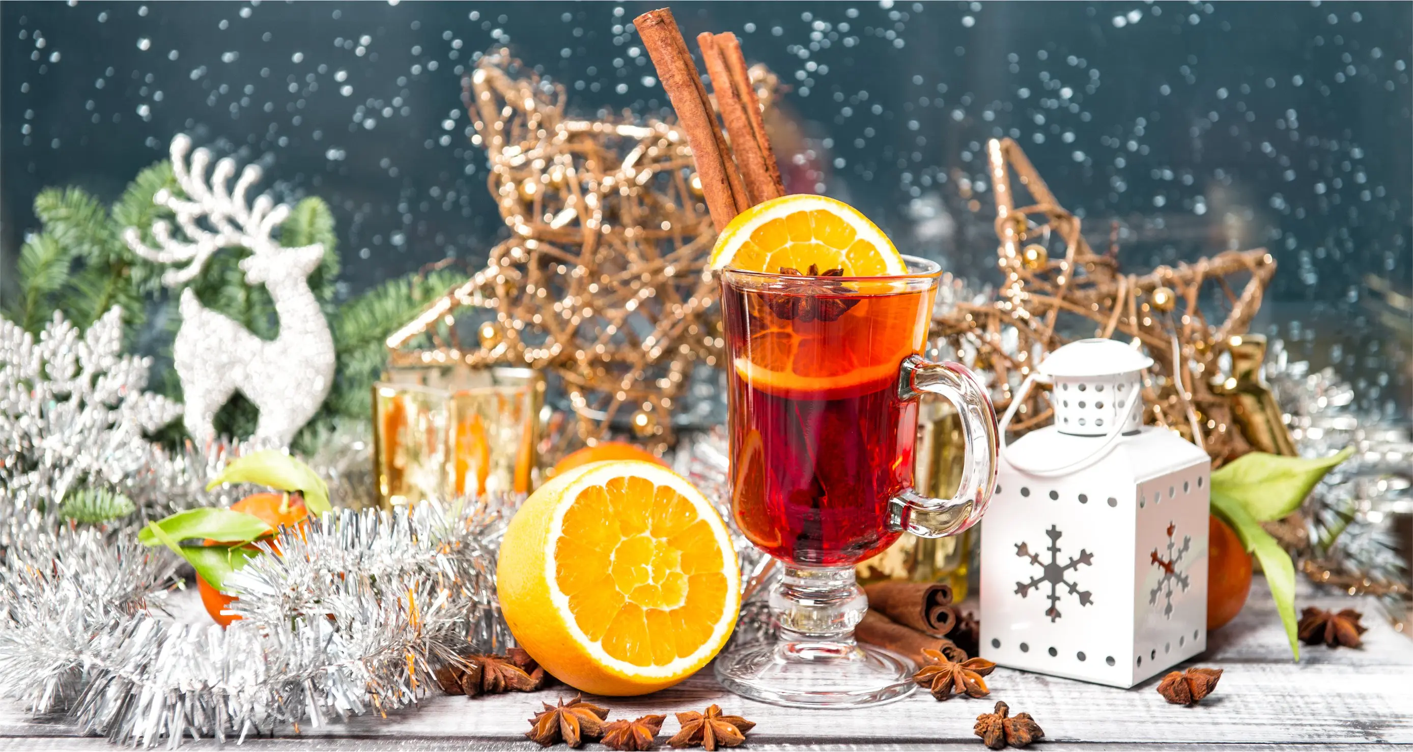 Glühwein in weihnachtlicher Dekoration Advent Glitzer Laterne Stern Rentier Glühwein in weihnachtlicher Dekoration