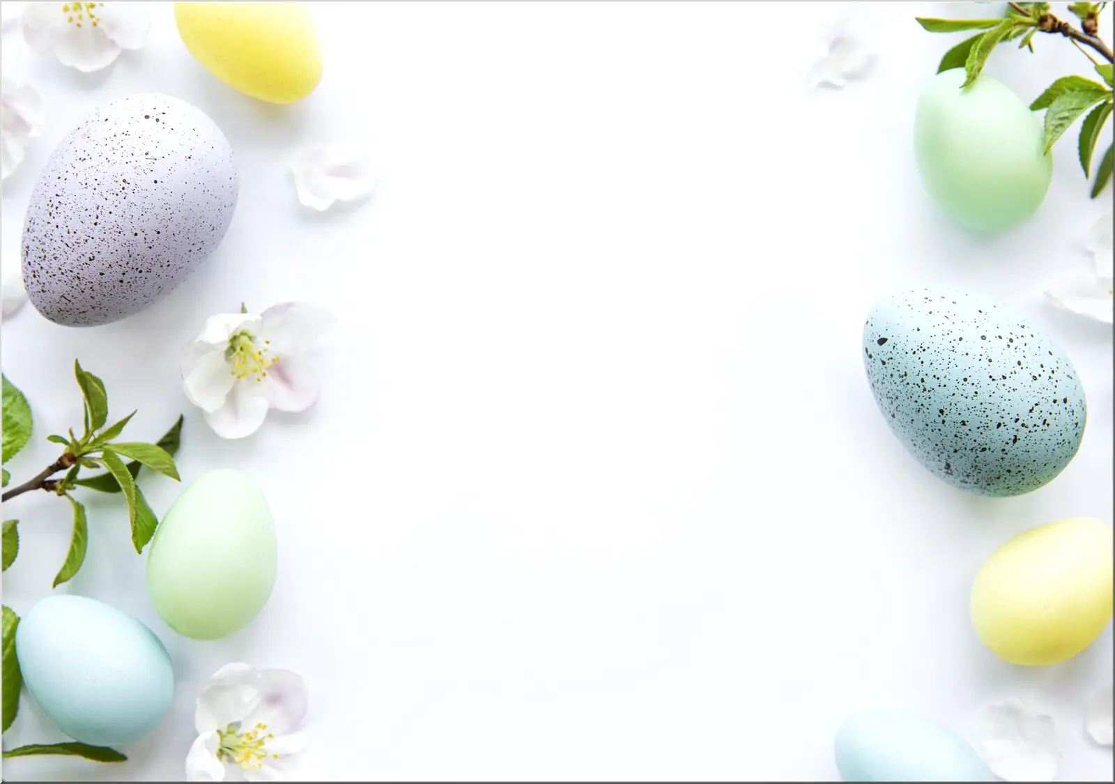 Postkarte Ostern mit pastellfarbenen Eiern grün blau