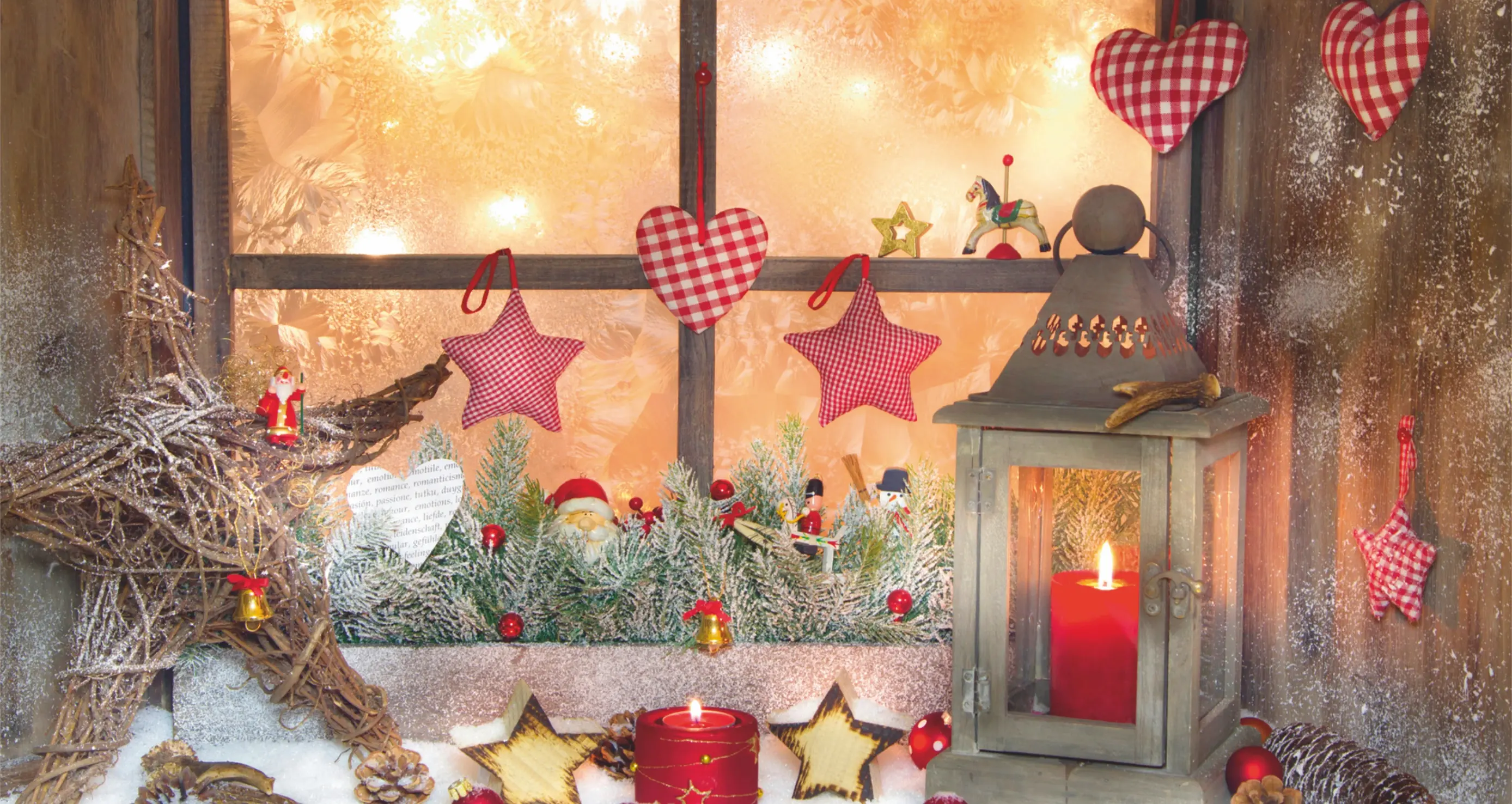 Weihnachtsdeko mit Laterne im Sprossenfenster Advent Kerze Licht kariert Weihnachtsdeko mit Laterne im Sprossenfenster