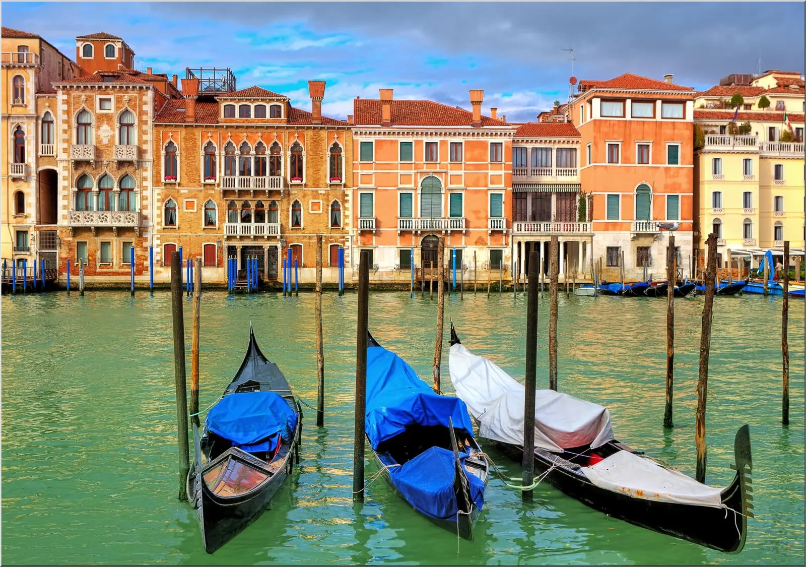 Din A6 Postkarte Venedig Stadt mit drei Booten